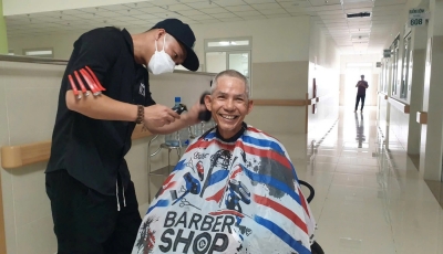 Tiệm cắt tóc nghĩa tình, tặng nụ cười cho người bệnh