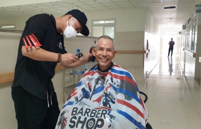 Tiệm cắt tóc nghĩa tình, tặng nụ cười cho người bệnh