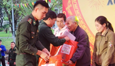 Phường Thuận Phước tặng quà Tết nghĩa tình cho gần 100 hộ khó khăn
