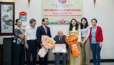 Trao Huy hiệu 80 năm tuổi Đảng cho đảng viên lão thành
