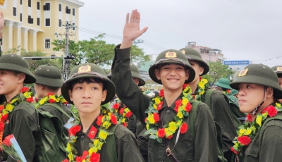 Nụ cười, nước mắt xúc động trong ngày 240 thanh niên quận Hải Châu lên đường nhập ngũ