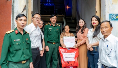 Quận Hải Châu thăm, tặng quà động viên gia đình thanh niên nhập ngũ, thực hiện nghĩa vụ Công an nhân dân năm 2025