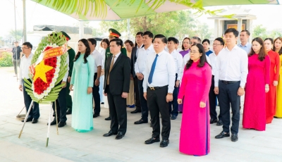 Lãnh đạo quận Hải Châu dâng hương, tưởng niệm các anh hùng, nghĩa sĩ nhân 95 năm Ngày Thành lập Đảng bộ, 50 năm Ngày Giải phóng TP Đà Nẵng