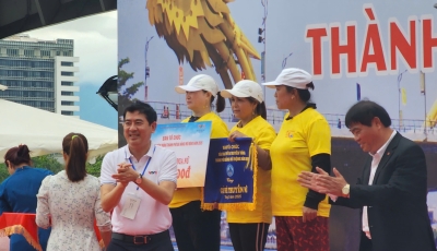 Đội đua thuyền nam nữ Hải Châu đạt thành tích tại Giải Đua thuyền truyền thống TP Đà Nẵng mở rộng 2025
