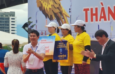 Đội đua thuyền nam nữ Hải Châu đạt thành tích tại Giải Đua thuyền truyền thống TP Đà Nẵng mở rộng 2025