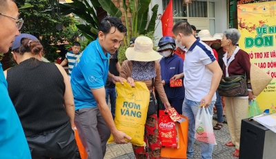 Gom Tết tặng mọi nhà
