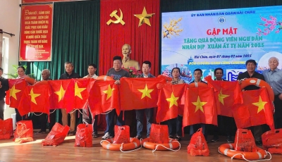 Tặng quà, động viên ngư dân Đà Nẵng dịp đầu năm